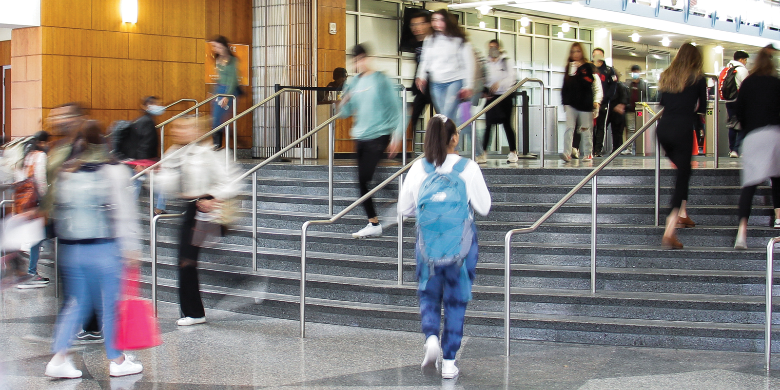 picture of students entering and exiting the MD Anderson Library at the inside front steps