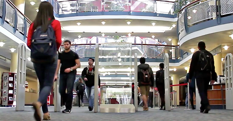 students walking into MD Anderson Library